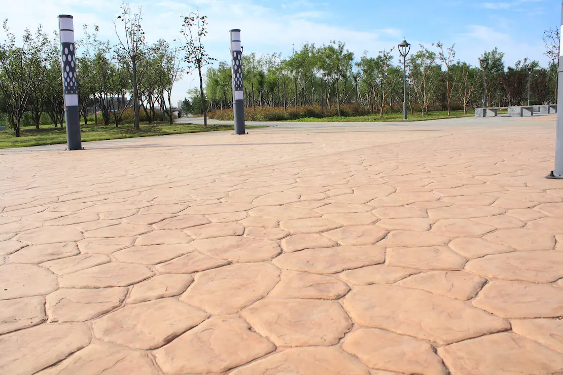 Zona de reposo de una universidad con pavimento de hormigón impreso.